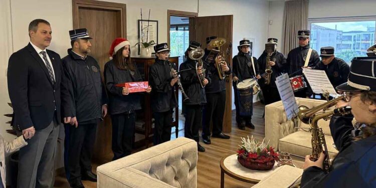 Τα κάλαντα στον Δήμαρχο Μεσολογγίου έψαλε η Δημοτική Φιλαρμονική και το 2/39 Σύνταγμα Ευζώνων