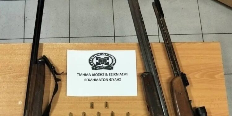 Άνω Λιόσια: Έκρυβαν 4 όπλα στο σπίτι τους – Το ένα ήταν κλεμμένο εδώ και 20 χρόνια