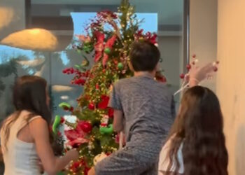 Ο Γιώργος Καράβας στόλισε το χριστουγεννιάτικο δέντρο με την οικογένεια του – Δεν έλειπε βέβαια και ένα μικρό «ατύχημα»