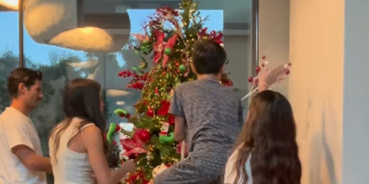 Ο Γιώργος Καράβας στόλισε το χριστουγεννιάτικο δέντρο με την οικογένεια του – Δεν έλειπε βέβαια και ένα μικρό «ατύχημα»