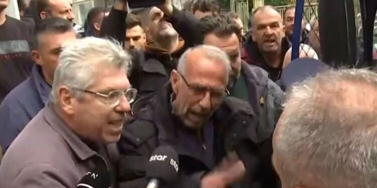 Καρδίτσα: Με τρακτέρ οι αγρότες έξω από το γραφείο του Κώστα Τσιάρα