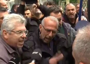 Καρδίτσα: Με τρακτέρ οι αγρότες έξω από το γραφείο του Κώστα Τσιάρα – Ένταση με τους αστυνομικούς