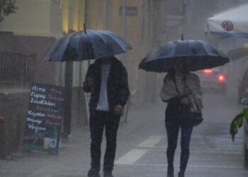 Η κακοκαιρία Byron σαρώνει με καταιγίδες μέχρι το μεσημέρι: Μακεδονία, Θεσσαλία και άλλες 3 περιοχές στο επίκεντρο