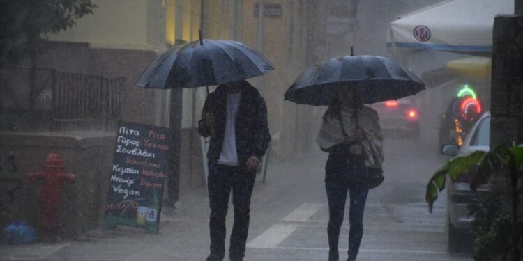 Η κακοκαιρία Byron σαρώνει με καταιγίδες μέχρι το μεσημέρι: Μακεδονία, Θεσσαλία και άλλες 3 περιοχές στο επίκεντρο