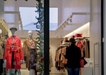 Εορταστικό ωράριο: Τι ώρα κλείνουν καταστήματα και σούπερ μάρκετ σήμερα, Παραμονή Χριστουγέννων – Τι ισχύει έως την Πρωτοχρονιά