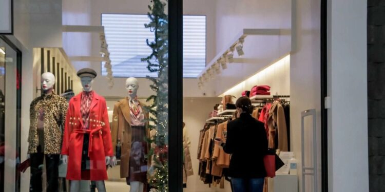 Εορταστικό ωράριο: Τι ώρα κλείνουν καταστήματα και σούπερ μάρκετ σήμερα, Παραμονή Χριστουγέννων – Τι ισχύει έως την Πρωτοχρονιά