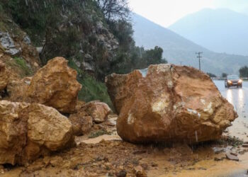 Λεωφόρος Αθηνών: Κατολισθήσεις στο ρεύμα προς Αθήνα – Κλειστές 2 λωρίδες στο ύψος του Χαϊδαρίου