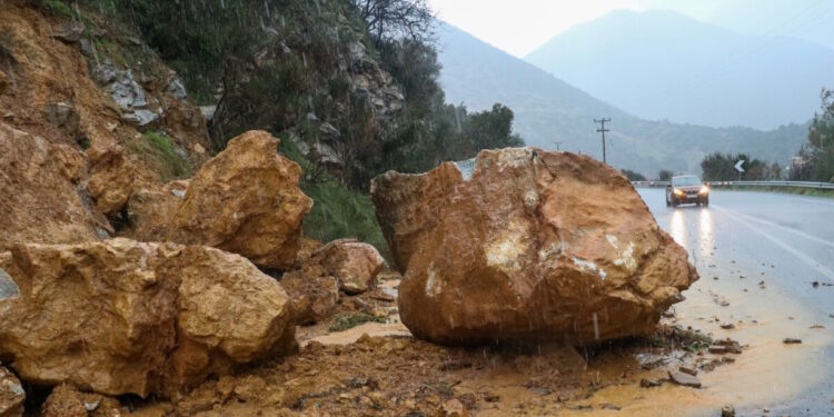 Λεωφόρος Αθηνών: Κατολισθήσεις στο ρεύμα προς Αθήνα – Κλειστές 2 λωρίδες στο ύψος του Χαϊδαρίου
