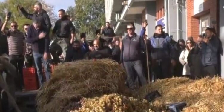 Ένταση στην Καβάλα: Διαμαρτυρία αγροτών με άχυρα, γάλα, ντομάτες και σταφύλια