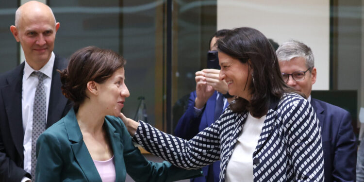 Στις Βρυξέλλες η Κεραμέως – Ενημερώνει ευρωπαϊκό συμβούλιο και Κομισιόν για την συμφωνία κυβέρνησης και κοινωνικών εταίρων