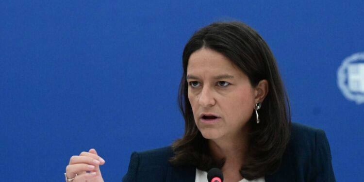 Κεραμέως: Περισσότερες συλλογικές συμβάσεις για υψηλότερους μισθούς και σταθερότητα στην εργασία