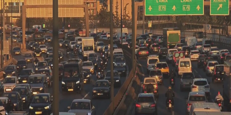 Κίνηση στους δρόμους: Μποτιλιάρισμα χιλιομέτρων στον Κηφισό, στο «κόκκινο» η Κηφισίας και η Μεσογείων