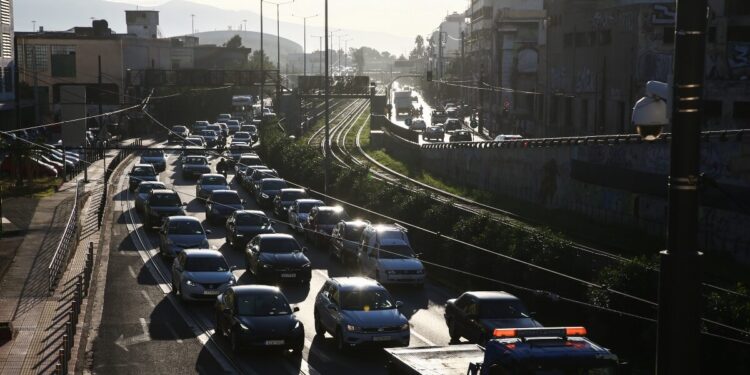Κίνηση στους δρόμους: Μποτιλιάρισμα σε Κηφισό και Κηφισίας – Καθυστερήσεις 30 λεπτών σε Αττική Οδό