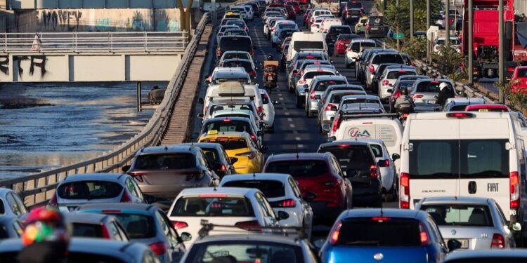 Κίνηση στους δρόμους: Στα «κόκκινα» Κηφισός και Κηφισίας, καθυστερήσεις στην Αττική Οδό