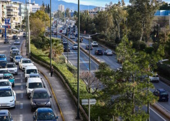 Κίνηση στους δρόμους: Στο «κόκκινο» Κηφισός, Κηφισίας και Αττική Οδός – Καθυστερήσεις και στο κέντρο της Αθήνας