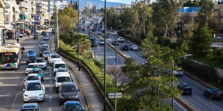 Αττική Οδός: Τροχαίο στο ύψος κόμβου Ηρακλείου φέρνει καθυστερήσεις πάνω από 30 λεπτά