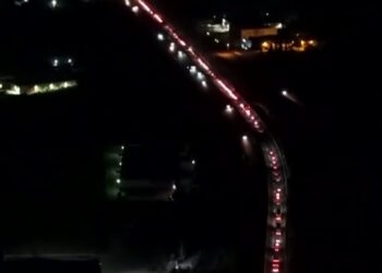 Μπλόκα αγροτών: Κάλαντα με τρακτέρ στις εθνικές οδούς και τους οδηγούς να ελπίζουν να αποφύγουν παρακαμπτήριους και χωματόδρομους