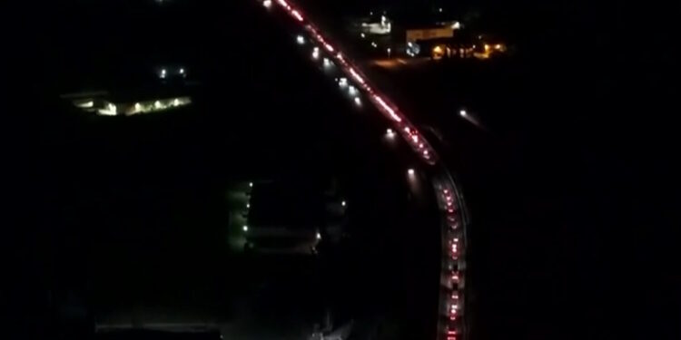 Μπλόκα αγροτών: Κάλαντα με τρακτέρ στις εθνικές οδούς και τους οδηγούς να ελπίζουν να αποφύγουν παρακαμπτήριους και χωματόδρομους