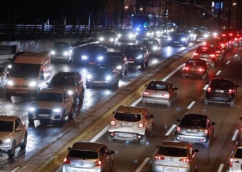 Κίνηση στους δρόμους: Στο «κόκκινο» η κάθοδος του Κηφισού λόγω τροχαίων – Μικροπροβλήματα στο κέντρο εξαιτίας των πορειών