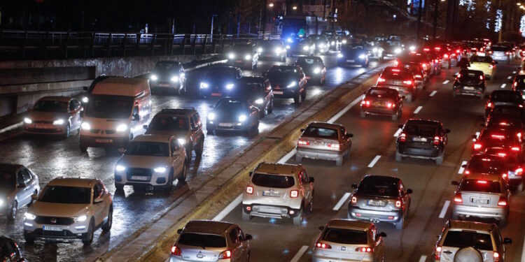 Κίνηση στους δρόμους: Στο «κόκκινο» η κάθοδος του Κηφισού λόγω τροχαίων – Μικροπροβλήματα στο κέντρο εξαιτίας των πορειών