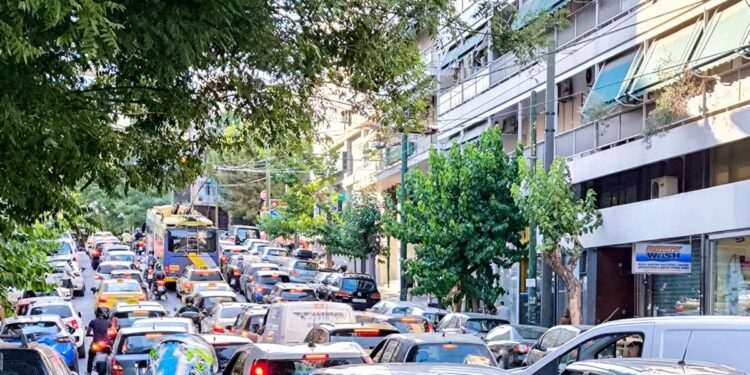 Κίνηση στους δρόμους: Στο «κόκκινο» Κηφισός και Αττική Οδός – Χάος σε Αθηνών και Κηφισίας