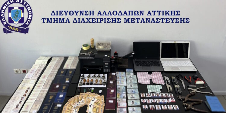 Κυψέλη: Εργαστήριο που κατασκεύαζε πλαστά διαβατήρια για παράνομους μετανάστες – Βίντεο της αστυνομίας