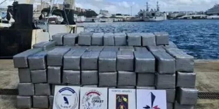 Φωτογραφίες από το σκάφος και την κατασχεμένη κοκαΐνη του «Έλληνα Εσκομπάρ» – Οι σάκοι με τους 4,1 τόνους