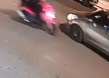 Τροχαίο στον Κολωνό: Η στιγμή που μεθυσμένη οδηγός μηχανής συγκρούεται με δύο αυτοκίνητα και μία μοτοσικλέτα