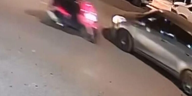 Τροχαίο στον Κολωνό: Η στιγμή που μεθυσμένη οδηγός μηχανής συγκρούεται με δύο αυτοκίνητα και μία μοτοσικλέτα