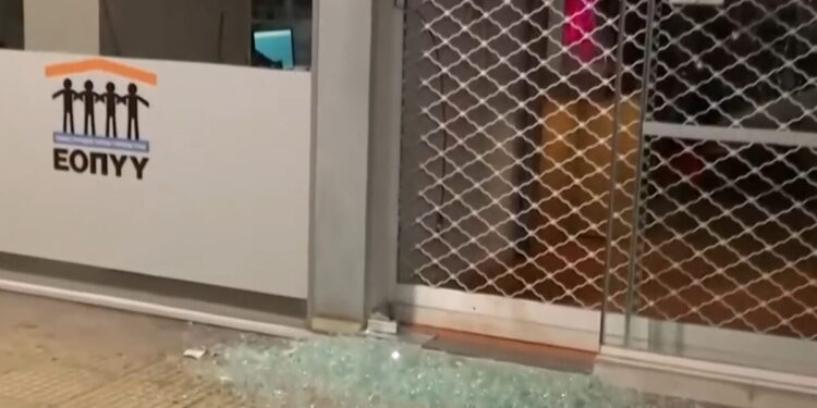 Κουκάκι: Επίθεση αγνώστων σε καταστήματα και ΑΤΜ μετά από πορεία αντιεξουσιαστών