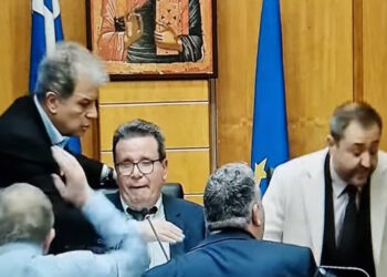 Πεδίο μάχης το περιφερειακό συμβούλιο Δυτικής Μακεδονίας: Φωνές, σπρωξιές και διακοπή – Βίντεο από τις στιγμές έντασης