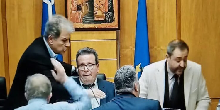 Πεδίο μάχης το περιφερειακό συμβούλιο Δυτικής Μακεδονίας: Φωνές, σπρωξιές και διακοπή – Βίντεο από τις στιγμές έντασης