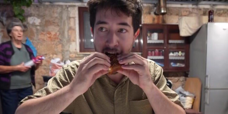 Κρήτη: Καναδός youtuber και vlogger πήγε σε ρακοκάζανο στα Χανιά δοκίμασε αντικρυστό και ξετρελάθηκε