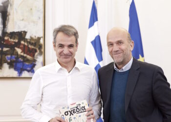 Ο Κυριάκος Μητσοτάκης συναντήθηκε με τον Χρήστο Αλεφάντη, ιδρυτή του περιοδικού δρόμου «Σχεδία»