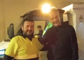 Ο Κυριάκος Μητσοτάκης στα Χανιά – Η χαλαρή βόλτα του πρωθυπουργού στο ενετικό λιμάνι