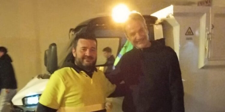 Ο Κυριάκος Μητσοτάκης στα Χανιά – Η χαλαρή βόλτα του πρωθυπουργού στο ενετικό λιμάνι