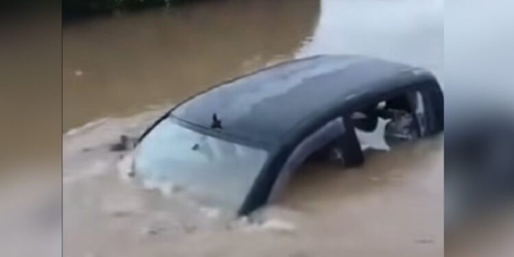 Κακοκαιρία Byron: Εγκλωβισμένοι στη Λακωνία και δρόμοι «ποτάμια» στην Εύβοια – Προβλήματα σε όλη την Ελλάδα