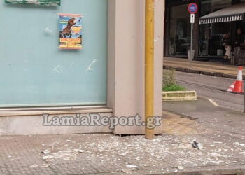 Λαμία: Σοβάδες έπεσαν στο κεφάλι άνδρα που περπατούσε στο πεζοδρόμιο – Ελαφρά τραυματίας στο νοσοκομείο