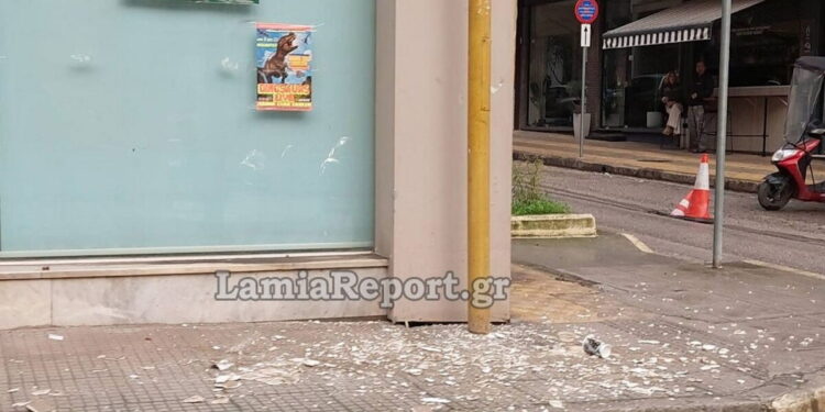 Λαμία: Σοβάδες έπεσαν στο κεφάλι άνδρα που περπατούσε στο πεζοδρόμιο – Ελαφρά τραυματίας στο νοσοκομείο