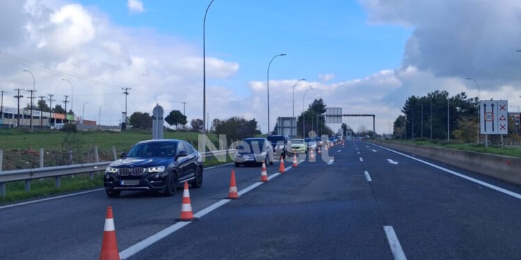 Μπλόκα αγροτών: Ουρά 15 χλμ στην Αθηνών – Λαμίας στο ύψος της Ριτσώνας – Το αδιαχώρητο στην περιμετρική της Πάτρας, απελπισμένοι οδηγοί στους χωματόδρομους