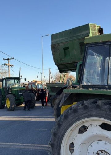 Mπλόκο Νίκαιας: Έκλεισαν και την παλιά εθνική οδό Λάρισας – Βόλου