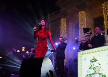 Πυροτεχνήματα, 120.000 λαμπιόνια και Λένα Ζευγαρά live στον Πειραιά – Δείτε τα highlights από το χριστουγεννιάτικο πάρτι