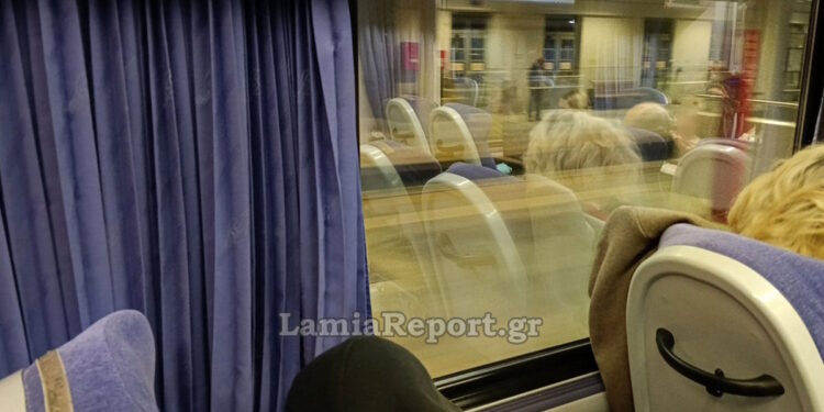 Χριστούγεννα μέσα στο τρένο: Αμαξοστοιχία με 318 επιβάτες χάλασε έξω από το Λιανοκλάδι