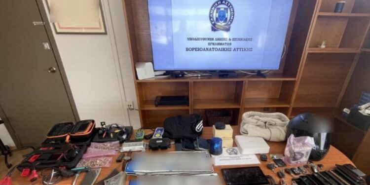 Κηφισιά: Άρπαξαν 180.000 ευρώ από υπάλληλο εταιρείας και το έβαλαν στα πόδια – Έχουν συλληφθεί 19 φορές για ληστεία