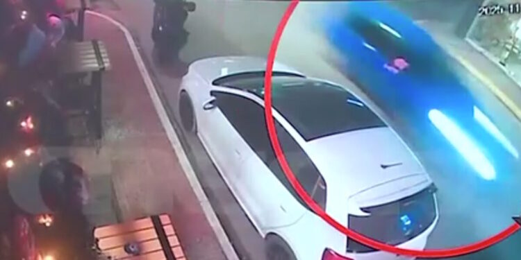 Λούτσα: Βίντεο ντοκουμέντο από τη στιγμή που ο 29χρονος ζητάει από τους διασώστες να εξετάσουν το αυτί του ενώ είχε σκορπίσει τον θάνατο