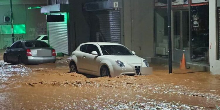 Η κακοκαιρία Byron «έπνιξε» Μάνδρα, Μέγαρα και Νέα Πέραμο – Βίντεο με τους ορμητικούς χειμάρρους