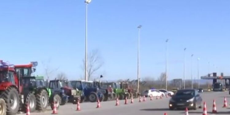Μπλόκα αγροτών: Παραμένουν παραταγμένα τα τρακτέρ – Χωρίς προβλήματα διεξάγεται η κυκλοφορία των οχημάτων