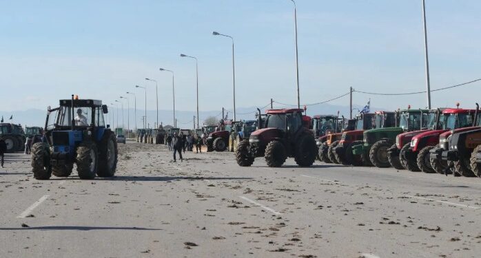 Άνοιξαν το ρεύμα προς Θεσσαλονίκη οι αγρότες του μπλόκου στα διόδια των Μαλγάρων– Κλειστό το ρεύμα προς Αθήνα