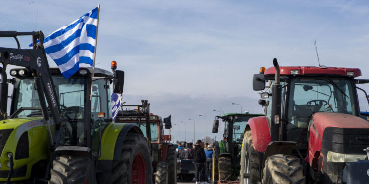 Μπλόκα αγροτών: Απόβαση στο λιμάνι της Θεσσαλονίκης – Κρίσιμη η αυριανή σύσκεψη στη Νίκαια