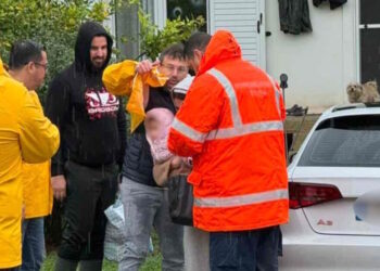 Κακοκαιρία Byron: Εντυπωσιακή διάσωση μητέρας και βρέφους από την πλημμυρισμένη Μάνδρα – Δείτε βίντεο